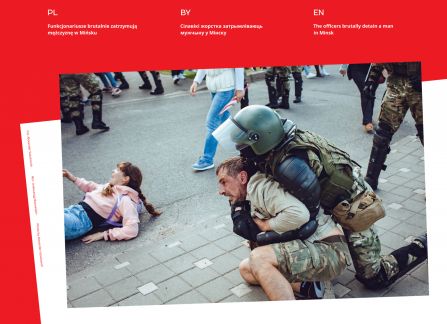 Fotografia z wystawy Białoruś. droga do wolności. funkcjonariusze brutalnie zatrzymują mężczyznę podczas demonstracji w mińsku.